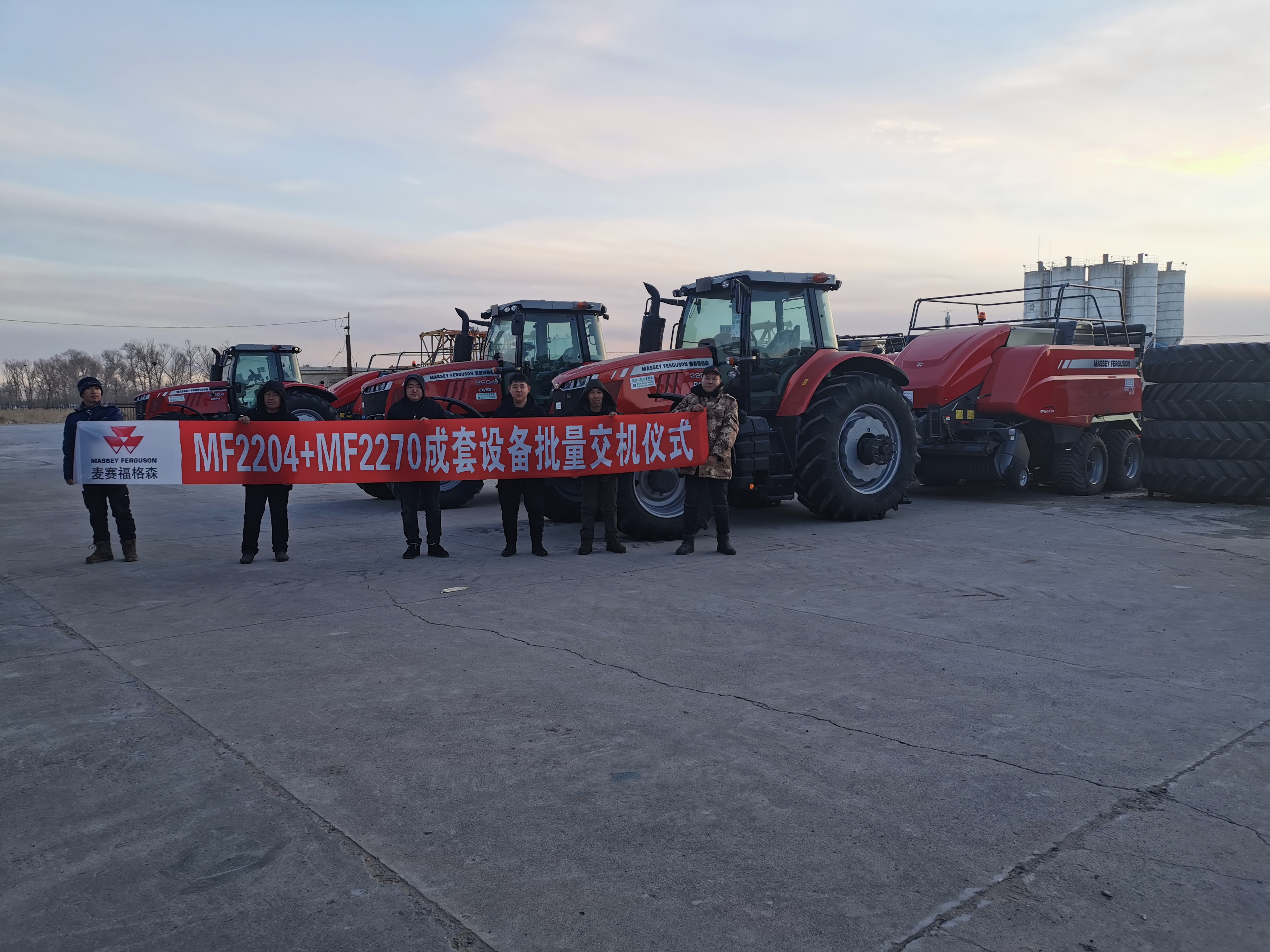 麥塞福格森拖拉機大方捆打捆機批量交機現(xiàn)場